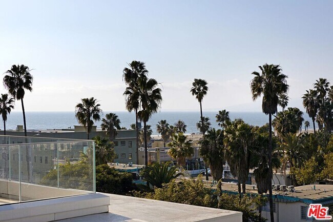 Building Photo - 1705 Ocean Ave