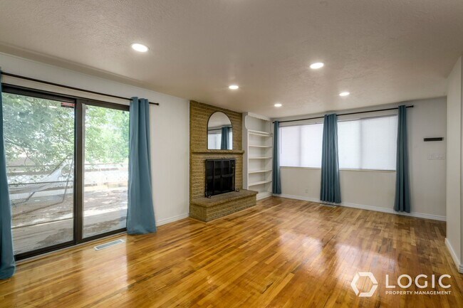 Building Photo - 759 Riverside Dr