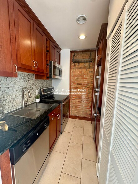 Building Photo - 363 Marlborough St