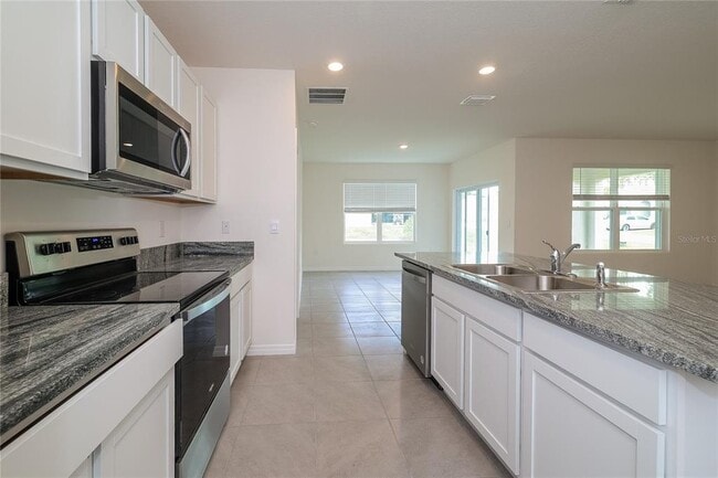 Building Photo - 15 Hickory Course Way