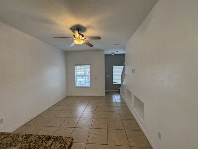 Building Photo - "Charming Tampa Retreat: Stylish 2-Bedroom...