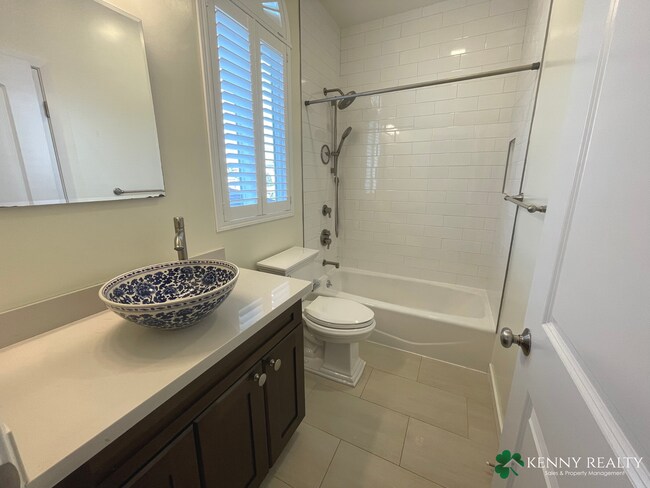 Building Photo - Charming 2BD/1BA Upper-Unit in Broadmoor Village – Daly City