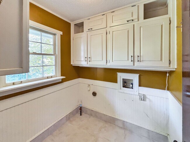 Building Photo - Cozy 4 BR 2 BR House in Piedmont Hills!