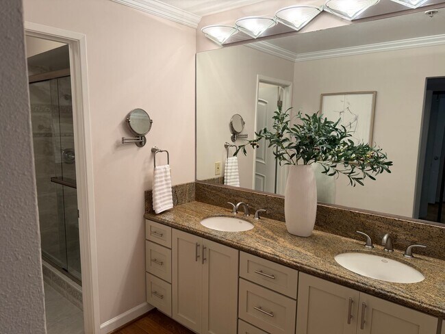 Building Photo - Luxury Condo in Heart of Downtown Los Gatos