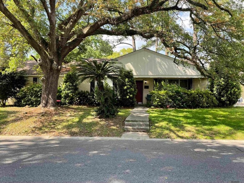 Building Photo - 1725 April St