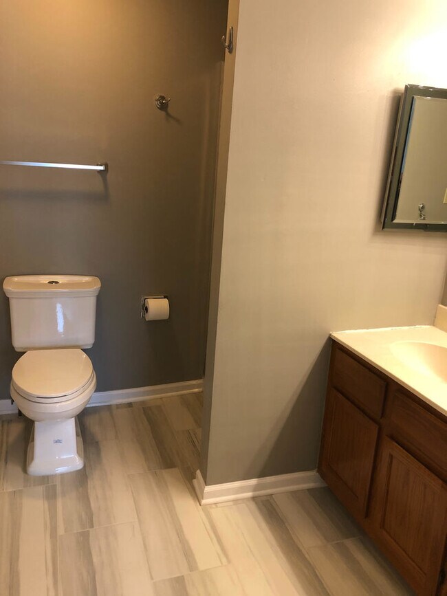 Building Photo - 1649 Estate Cir