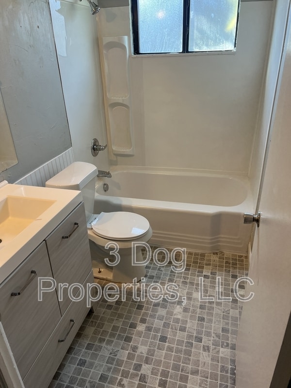 Building Photo - 4623 Highland Ave