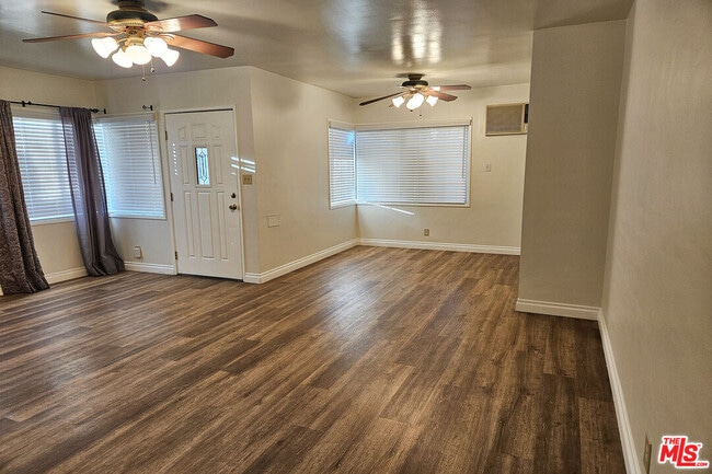 Building Photo - 9966 Glencrest Cir