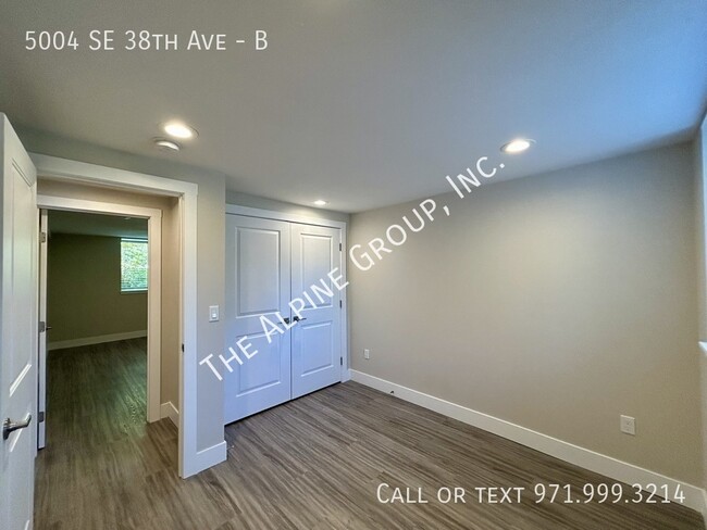 Building Photo - Updated 2 Bedroom near Reed College