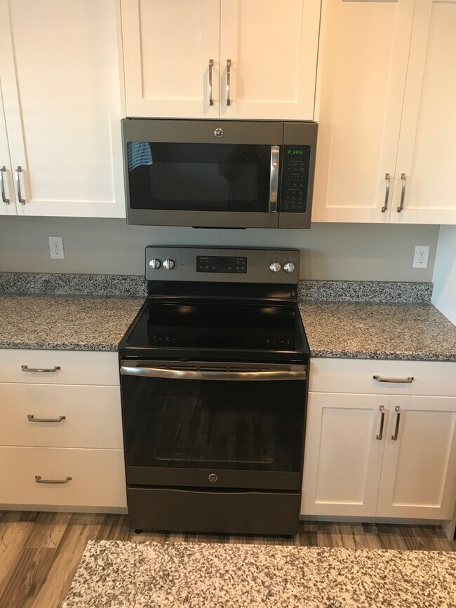 Building Photo - Very nice Townhouse in Santa Clara, with a POOL!!