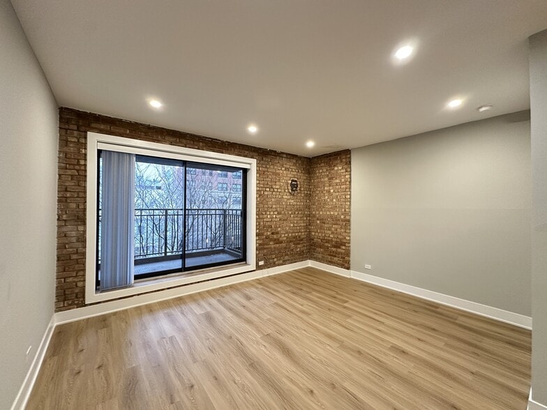 Building Photo - 1225 N La Salle Dr