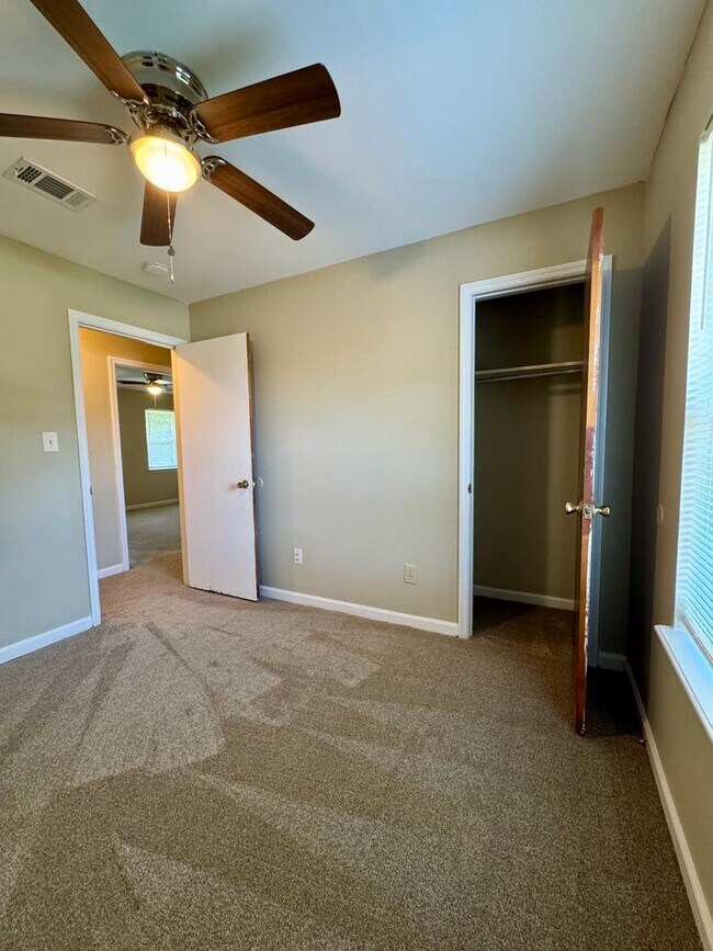Building Photo - Charming 3 Bedroom, 2 Bath Home Available Now!