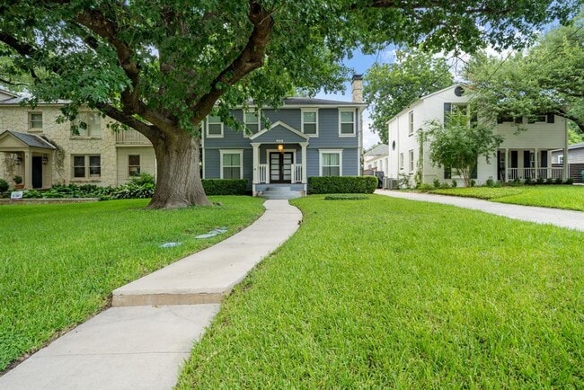 Primary Photo - 215 College Blvd