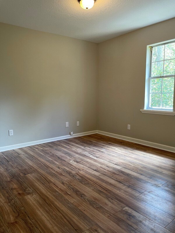 Building Photo - 104 Highland Dr