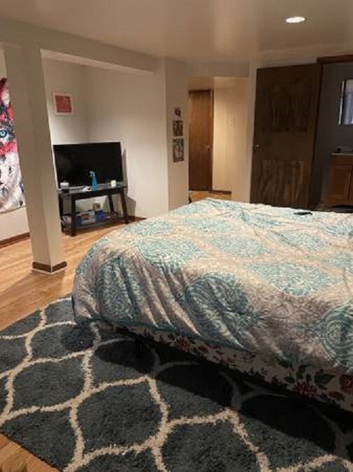 Building Photo - 1042 N Winchester Ave