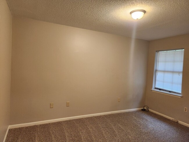 Building Photo - **Available January 1st** 3 Bedroom, 2.5 Bath Town Home