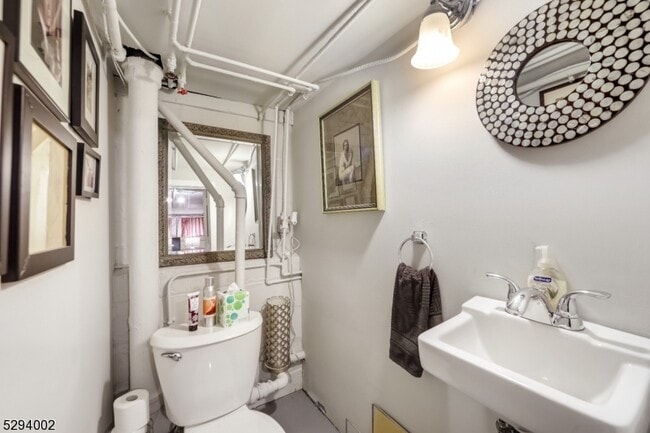 Building Photo - 85 Carteret St