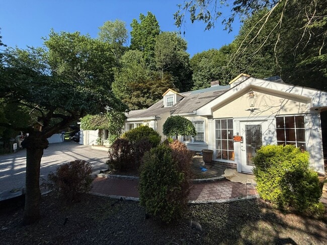 Primary Photo - 445 W Hartsdale Ave