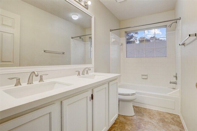 Building Photo - 10 E Trillium Cir