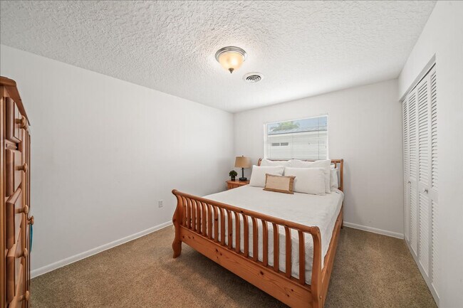 Building Photo - 17 Country Club Rd