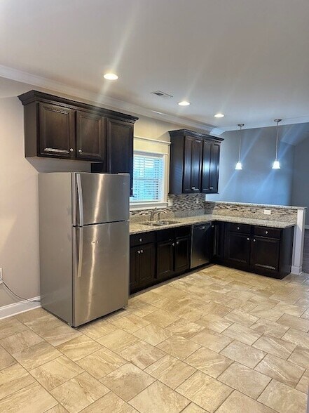 Building Photo - 112 NE Bellingham Dr