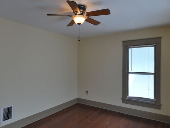 Building Photo - 3 Bedroom House Downtown & Walking Distance to Columbia College