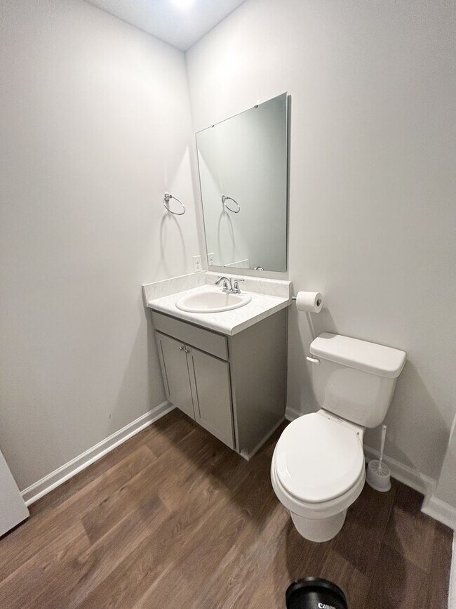 Building Photo - $500 Off 1st  Month Rent (Upon Approval) - Charming 3 Bdrm/2 Bath Cottage