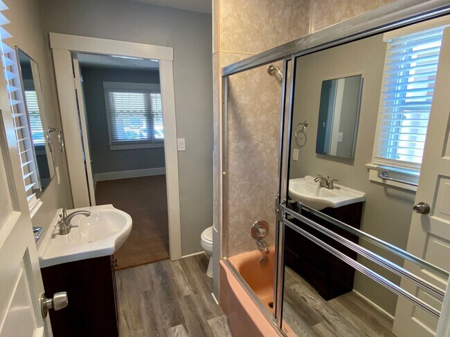 Building Photo - Charming 2 Bedroom Craftsman House w/Porch and Private Back Patio in Hillcrest