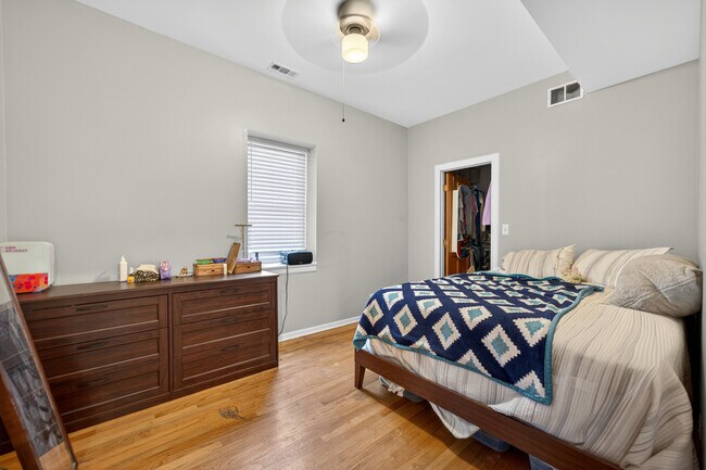 Building Photo - 3115 N Oakley Ave