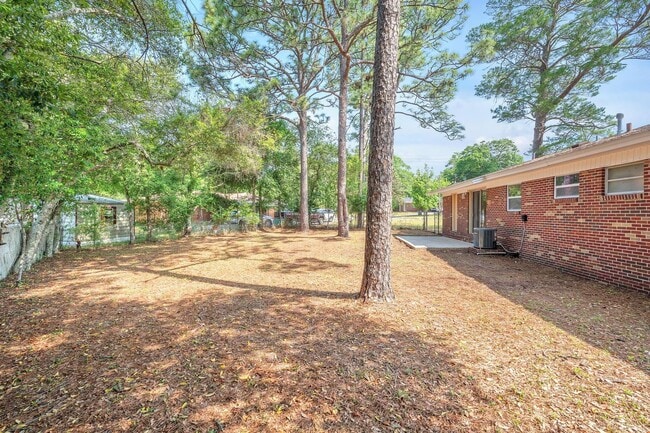 Building Photo - Updated Kitchen and Oversized Yard!