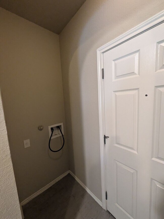 Building Photo - 5826 Grandwood Dr