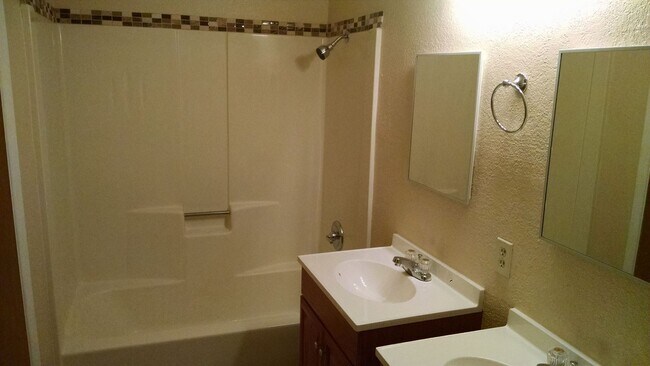 Building Photo - 2 br, 1 bath House - 433 W Second St #1 (884)