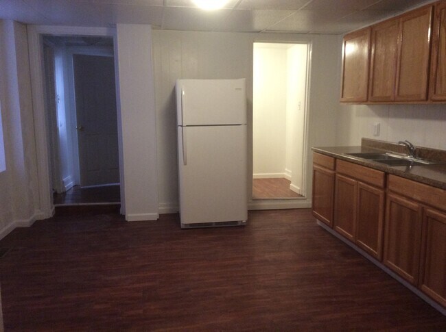 Building Photo - 3 Bedroom 1.5 Bath 1st Floor Apartment-York City SD