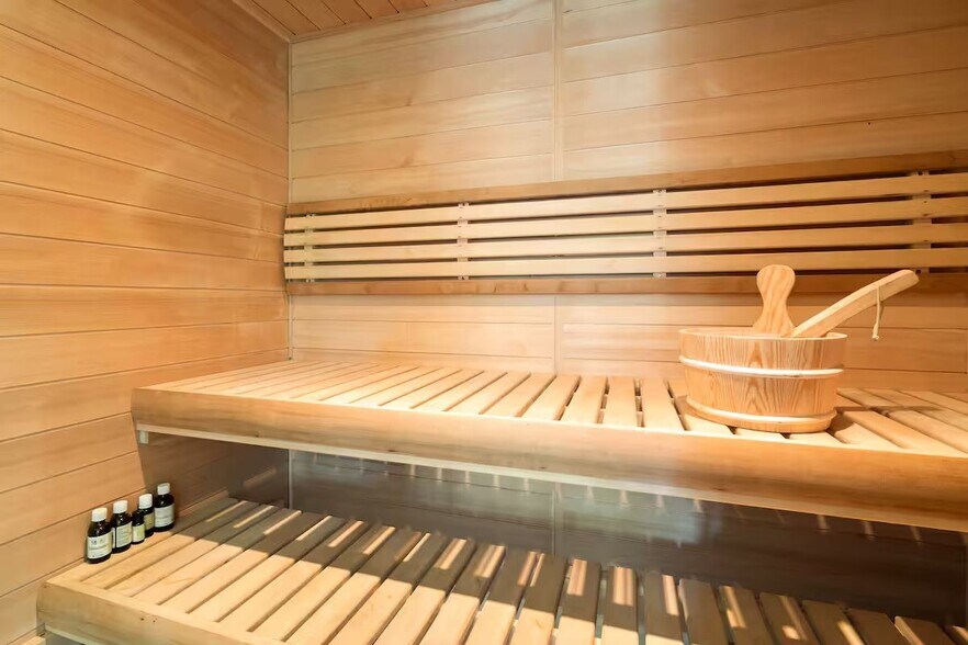 Building Photo - 587 47th St