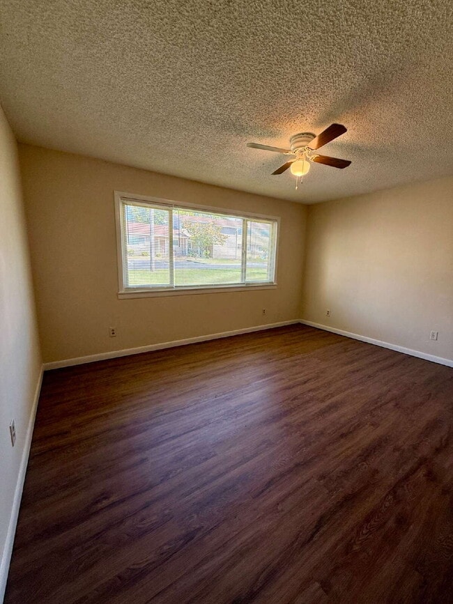 Building Photo - 2BR/1BA Condo in Greenbrier