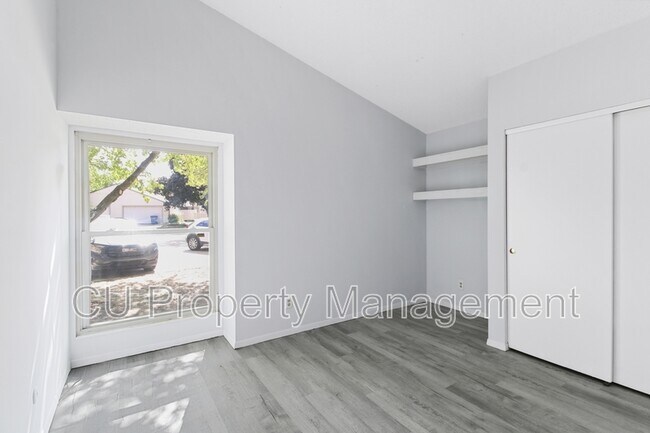 Building Photo - 2302A Melrose Dr