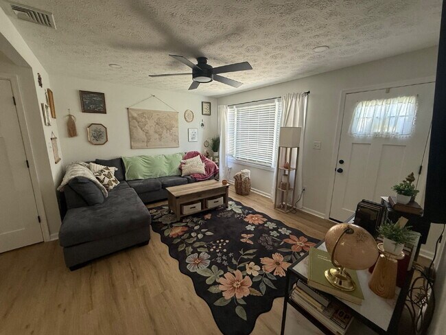 Building Photo - Furnished Home in Madison Heights available through October 31, 2026.