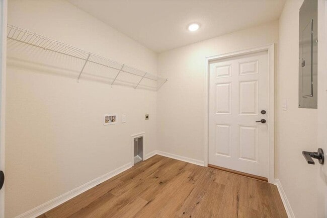 Building Photo - 1164 Fairway Dr