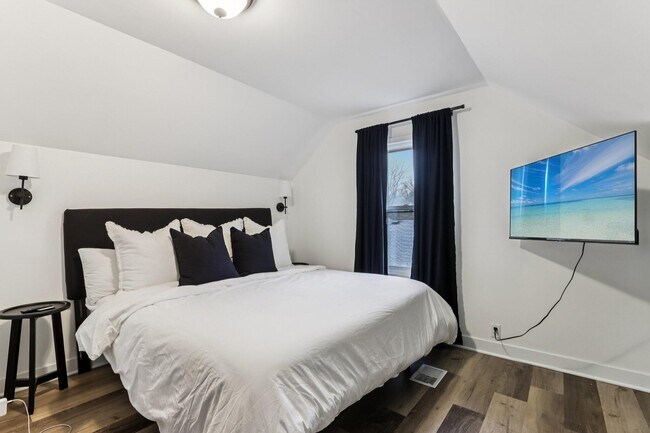 Building Photo - 6463 N Garden Grove Ln