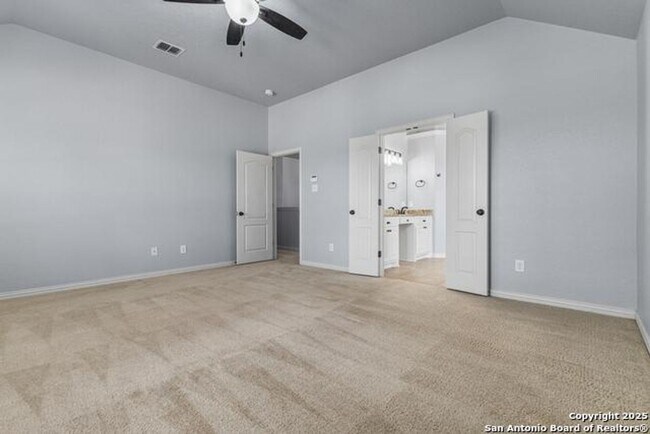 Building Photo - Move In Ready - Stunning 4 bd/2.5 Located ...