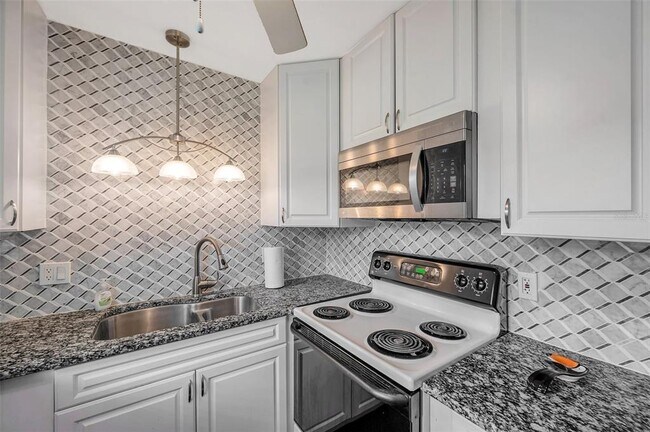 Building Photo - 1801 Bedford Terrace