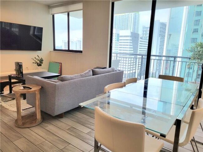 Building Photo - 999 SW 1st Ave