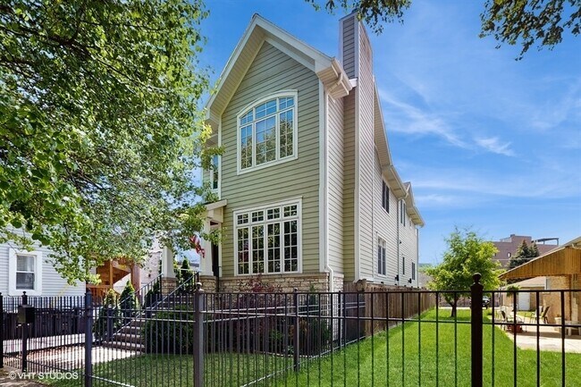Primary Photo - 2215 W Barry Ave