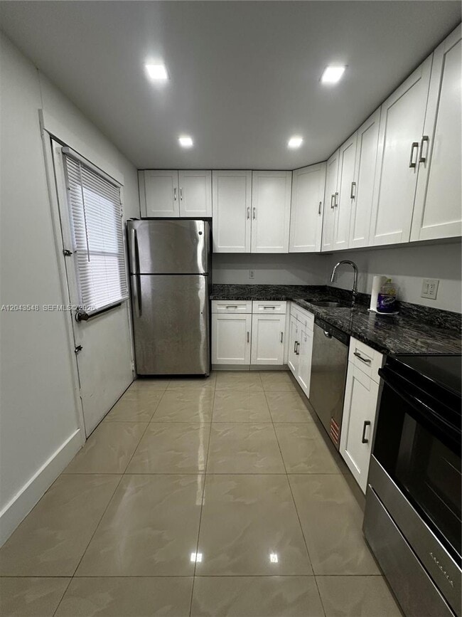 Building Photo - 3475 N Country Club Dr