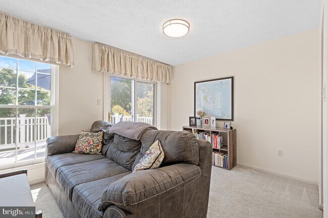 Building Photo - 1615 Spottsworth Way