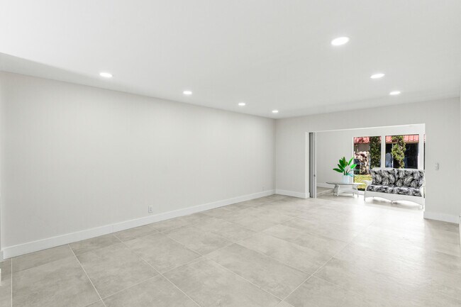 Building Photo - 733 Nantucket Cir