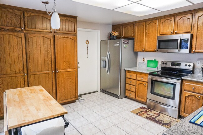 Building Photo - Beautiful 3 bed 2.5 bath Townhome in Orange