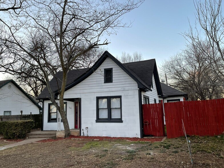 Building Photo - 704 Williams Ave