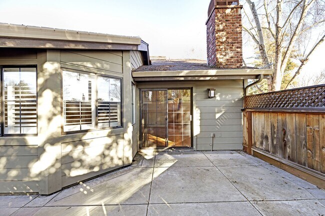 Building Photo - Beautiful Townhome in the Heart of Pleasanton