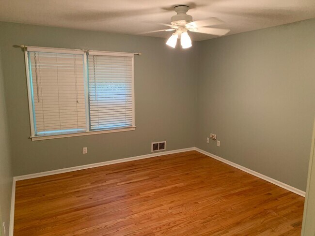 Building Photo - 350 Hollyberry Dr